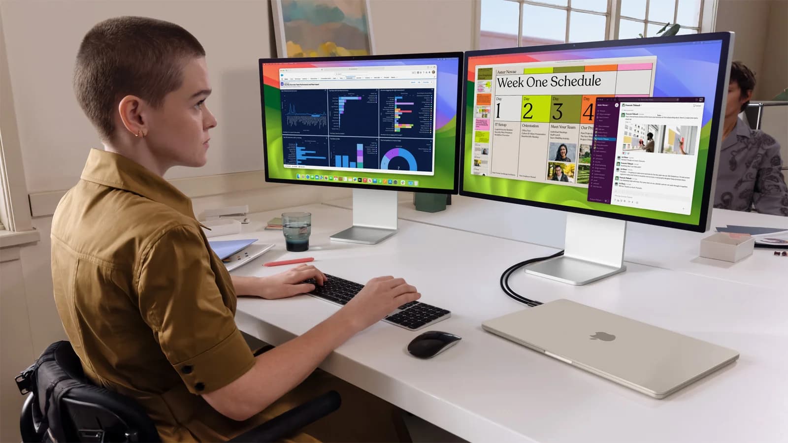 Рабочее место с MacBook Air M3 и внешними дисплеями — изображение Apple