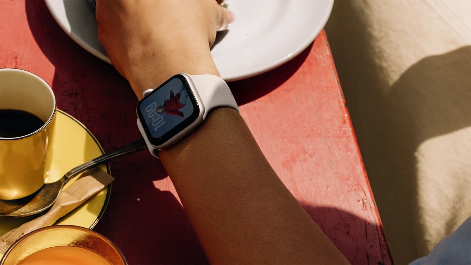 Постоянно включённый экран Apple Watch SE 3 — иллюстрация Apple