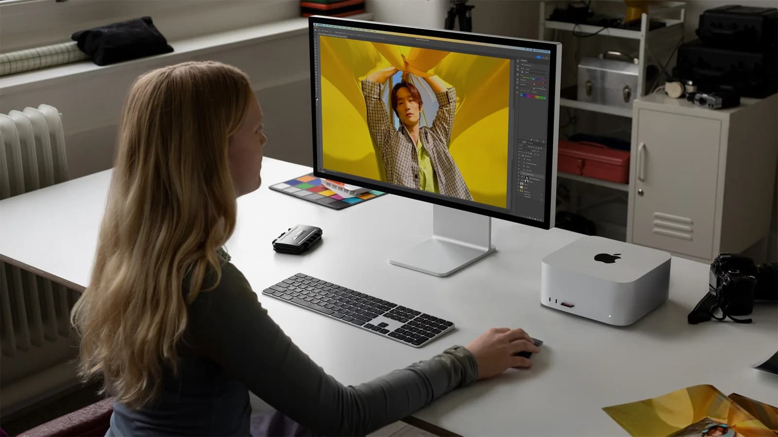 Рабочее место с Mac Studio поколения M2 — изображение Apple 2023 года