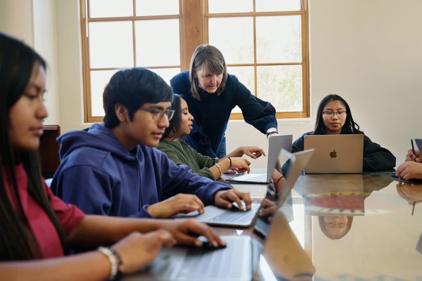Учебное занятие в Santa Fe Indian School — изображение Apple 2024 года