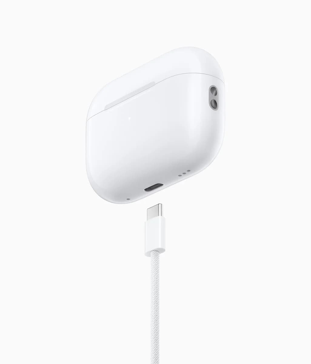 AirPods Pro 2 с футляром USB-C — изображение Apple 2023 года