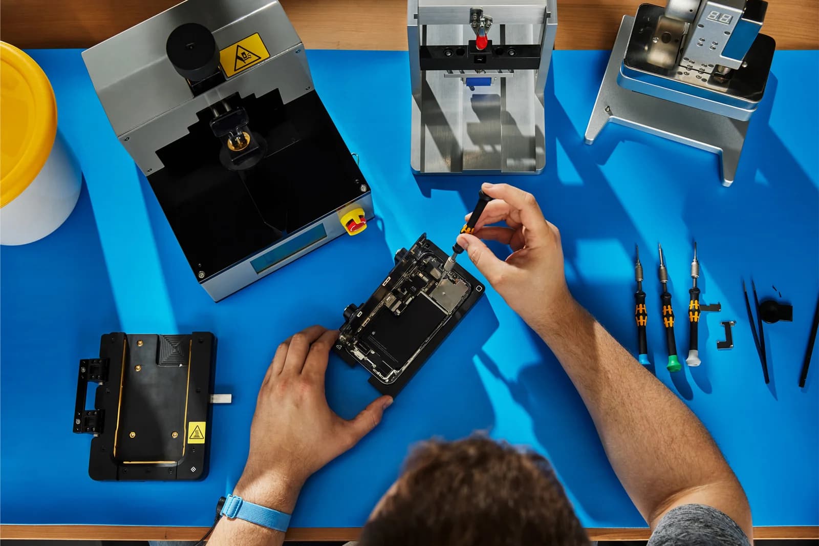 Работа с iPhone по программе Self Service Repair — изображение Apple