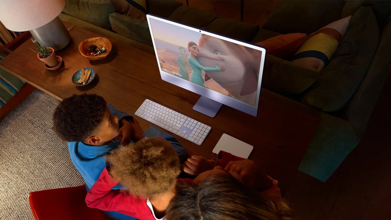 iMac M4 в домашнем интерьере — иллюстрация Apple 2024 года