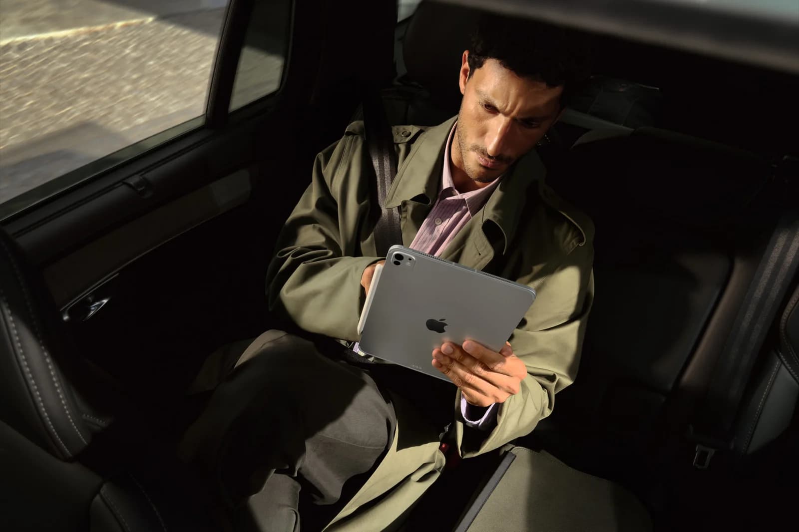 Использование iPad Pro M5 в дороге — изображение Apple