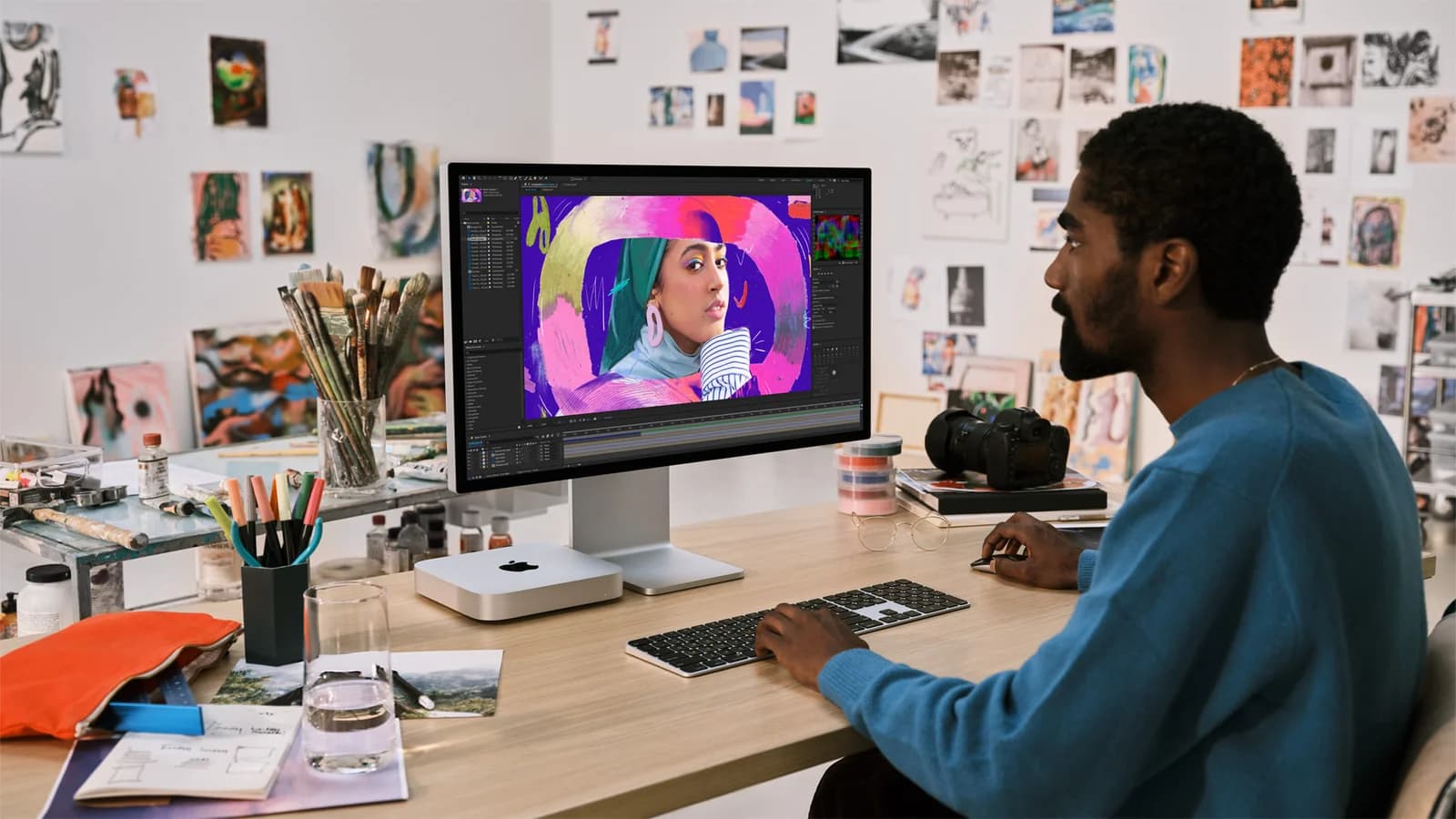Рабочее место с Mac mini поколения 2023 года — иллюстрация Apple
